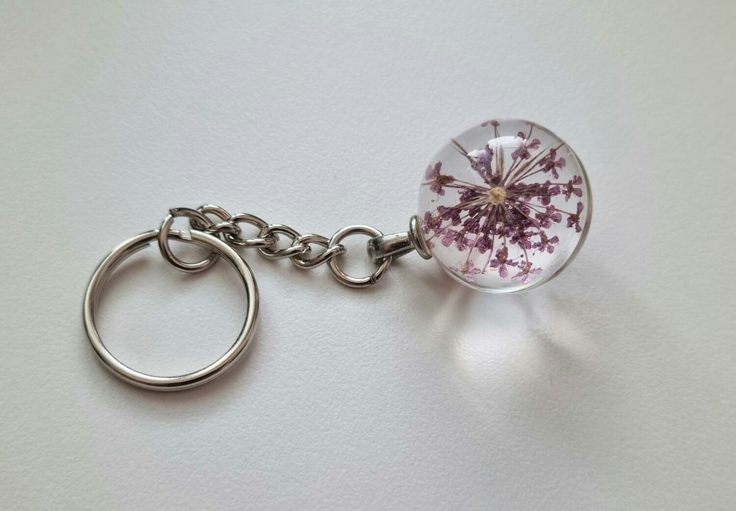 Nyckelring Glaskula glasboll med torkad blomma (lila) - Fyndgren