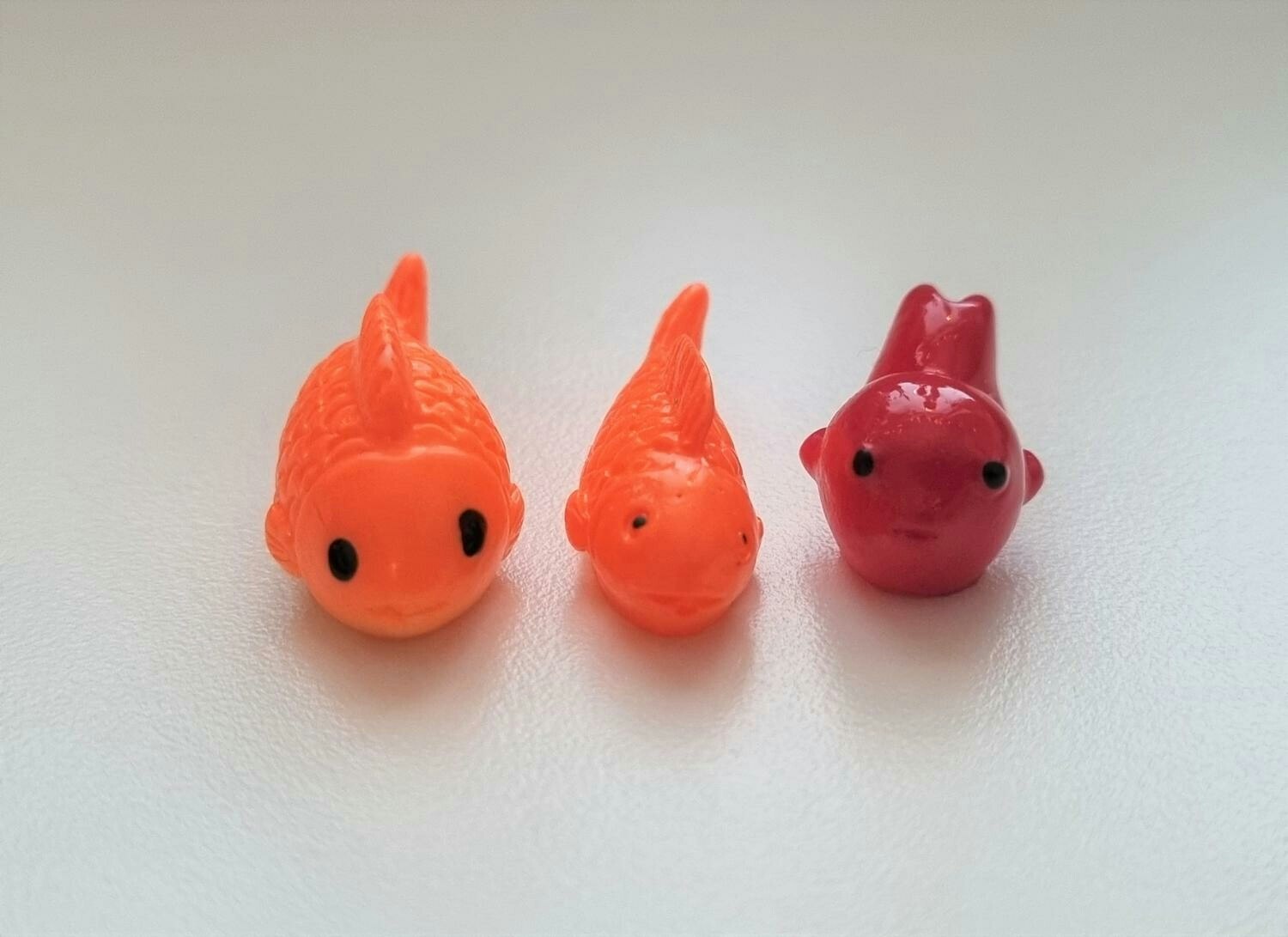 3 st Fiskar, miniatyrer / figuriner för dockskåpet, tittskåp mm