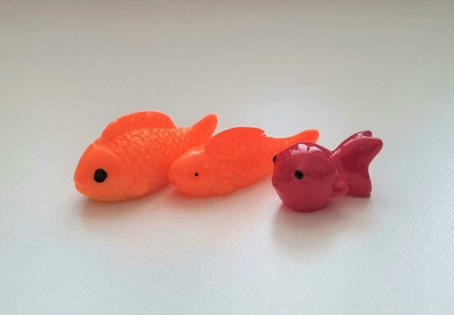 3 st Fiskar, miniatyrer / figuriner för dockskåpet, tittskåp mm