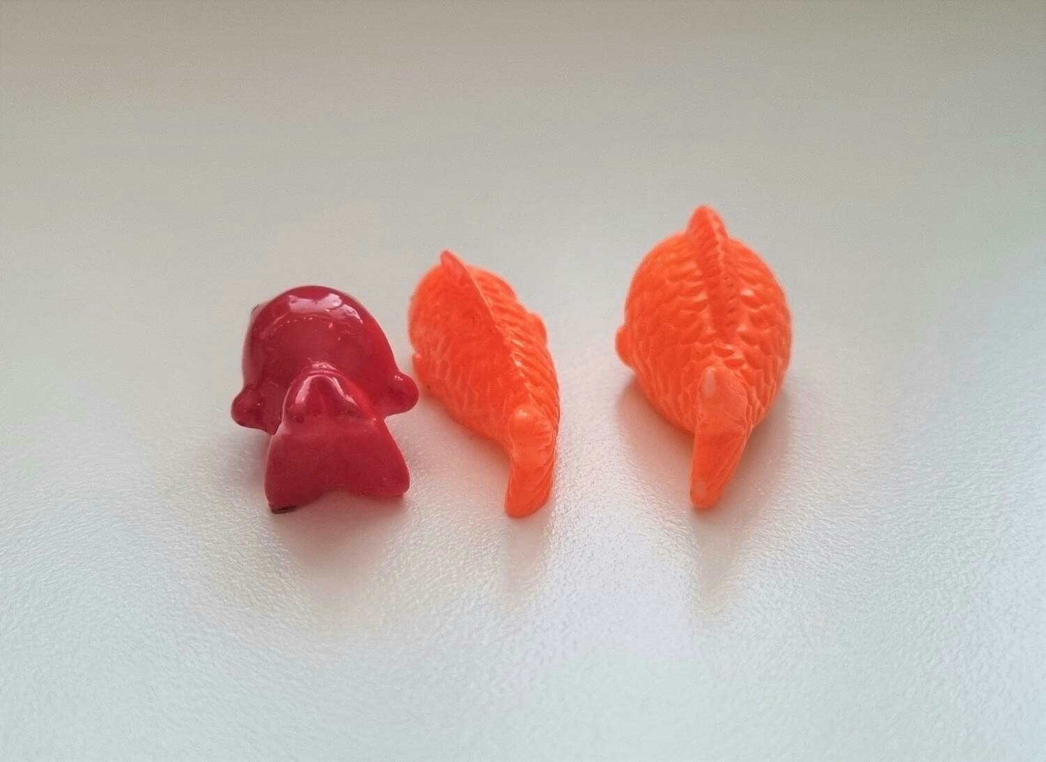 3 st Fiskar, miniatyrer / figuriner för dockskåpet, tittskåp mm