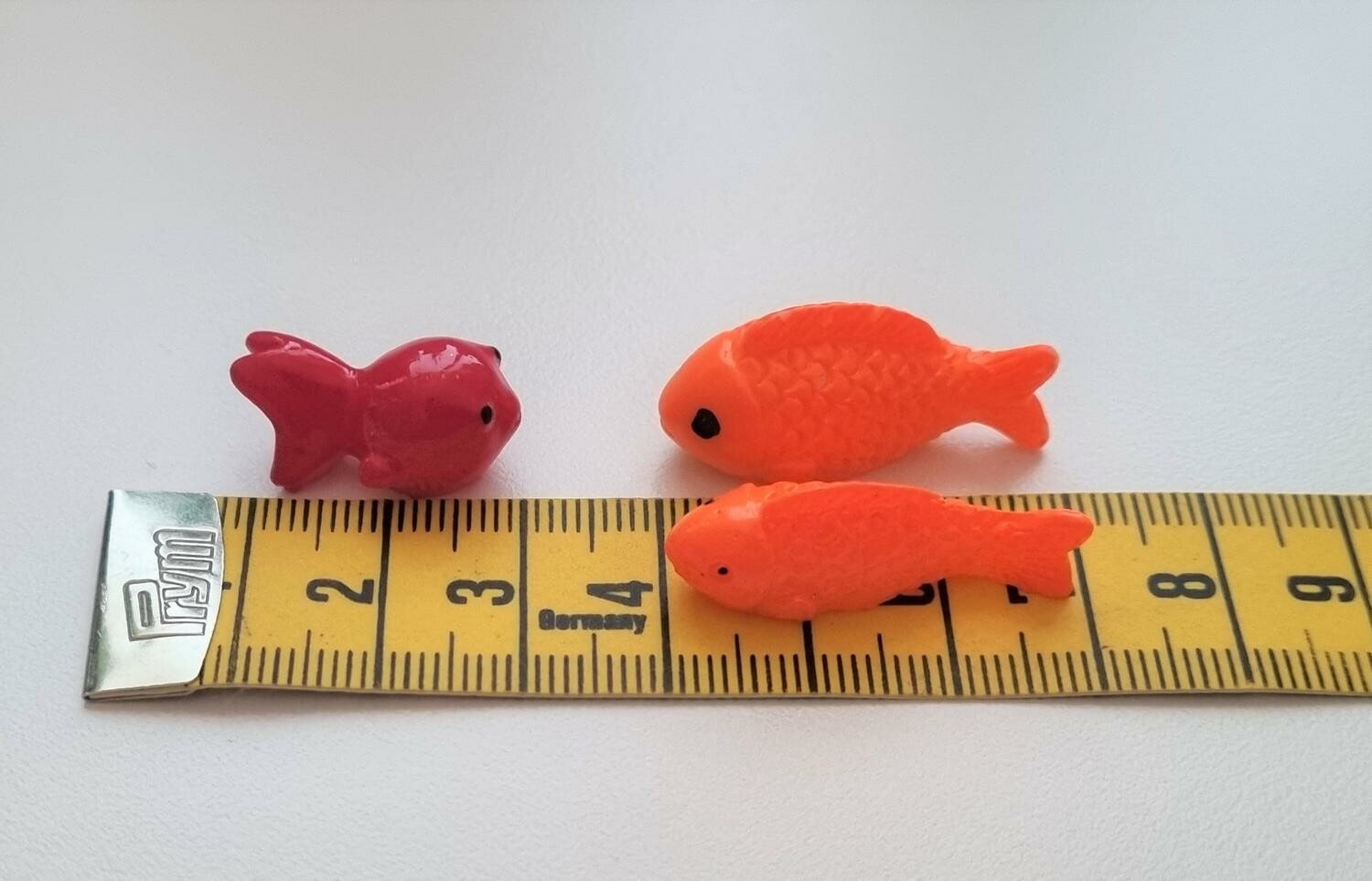 3 st Fiskar, miniatyrer / figuriner för dockskåpet, tittskåp mm
