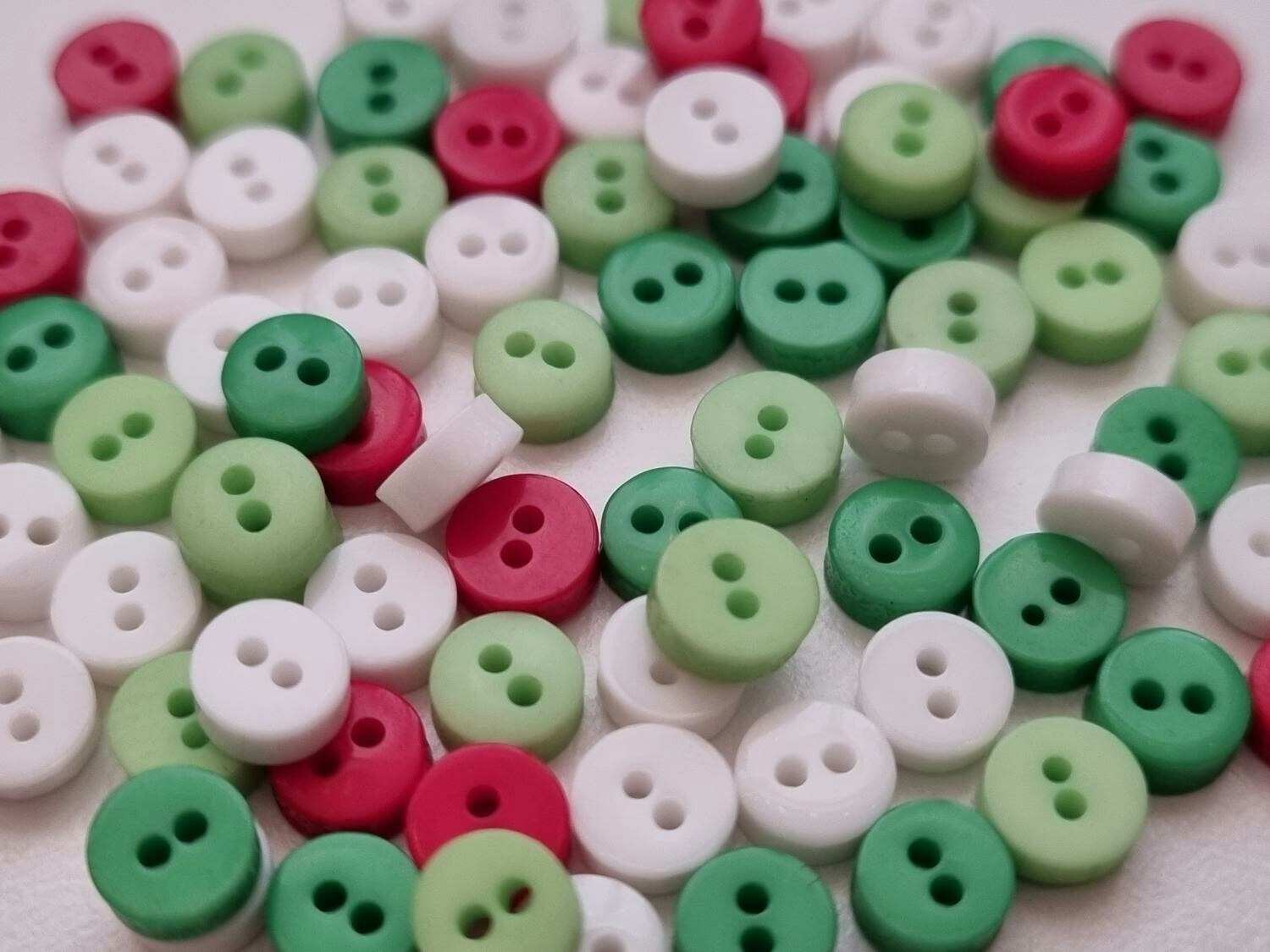 25 st knappar / dockknappar (6 mm, hål 1 mm) - Röd, grön, vit & limegrön