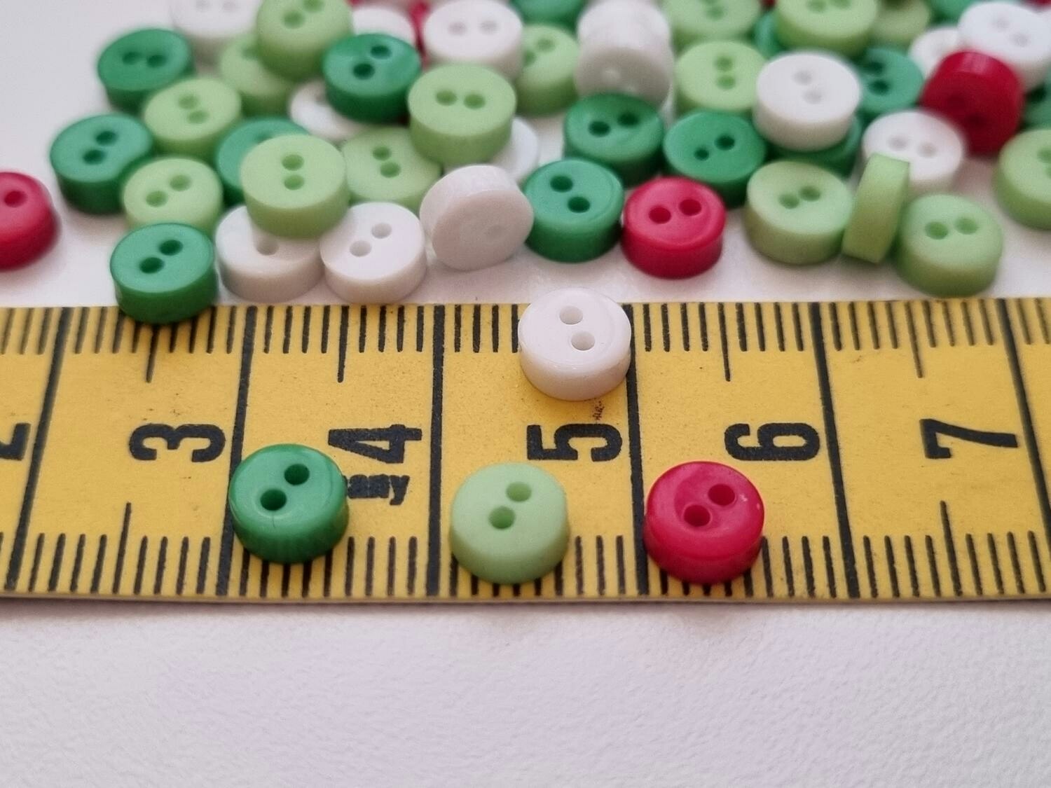 25 st knappar / dockknappar (6 mm, hål 1 mm) - Röd, grön, vit & limegrön