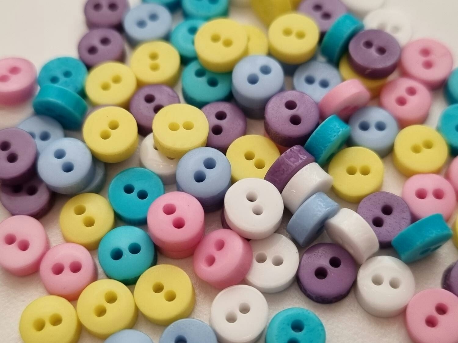 25 st knappar / dockknappar miniatyrer (6 mm, hål 1 mm) i varande färger