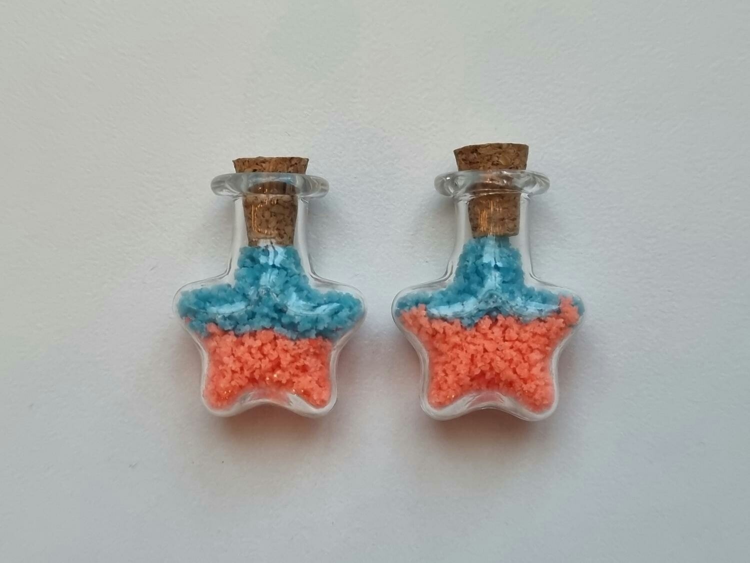 2 st fyllda glasflaskor, flaskor med kork