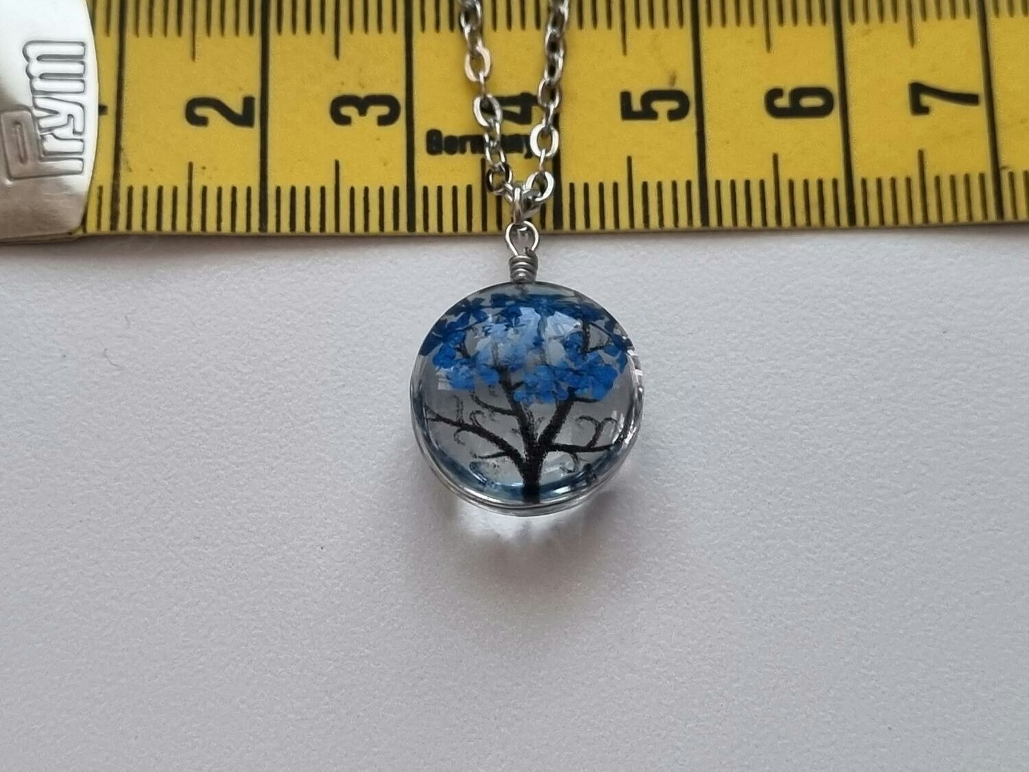 Halsband med rund glasberlock - Blått träd (45 cm lång kedja)