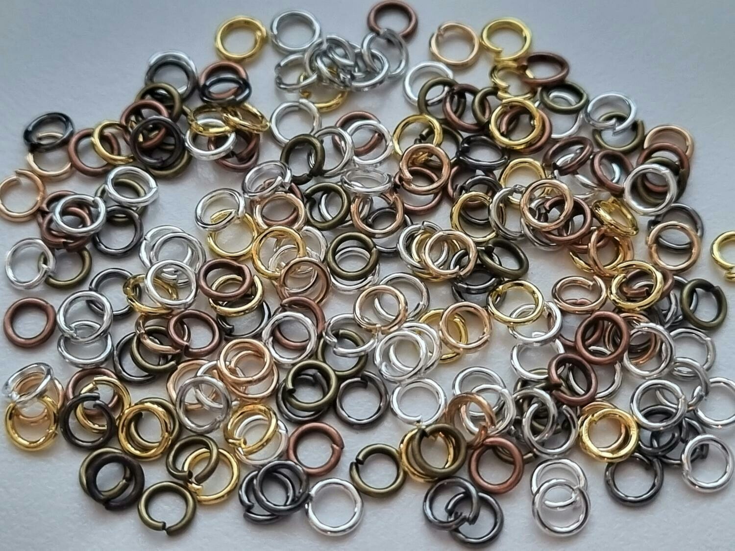100 st jumprings / bindringar (4 mm, blandade färger)