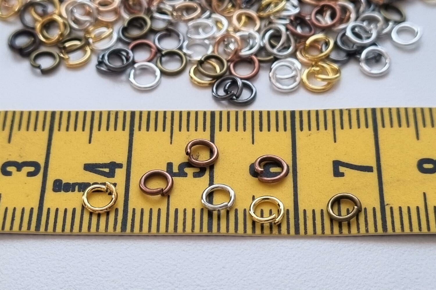 100 st jumprings / bindringar (4 mm, blandade färger)