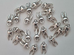 2 st tänder, tandberlocker / charms för smyckestillverkning (silverfärgade)