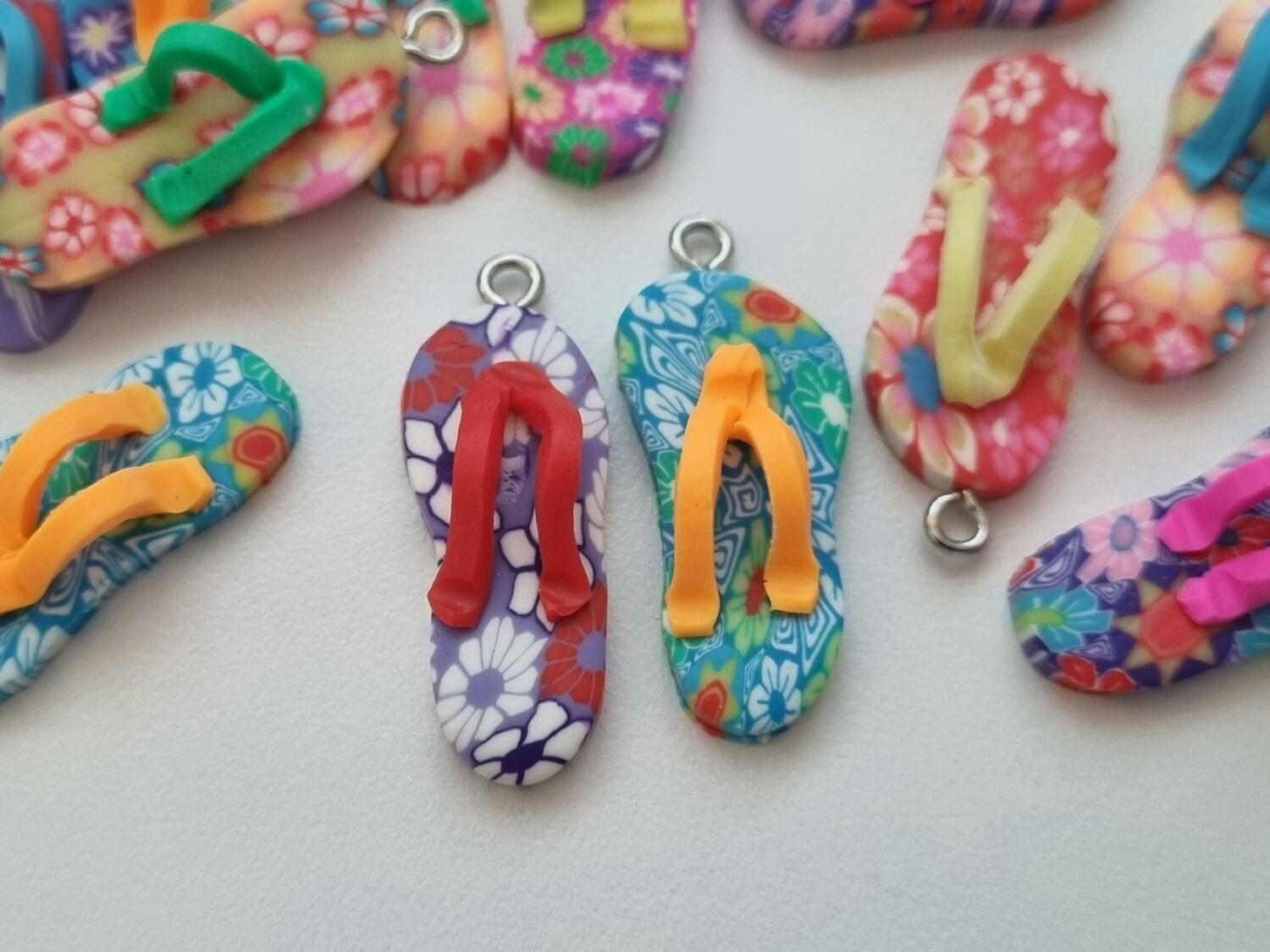 2 st sandaler, tofflor, flip flops - Miniatyrer för tittskåp / dockskåp