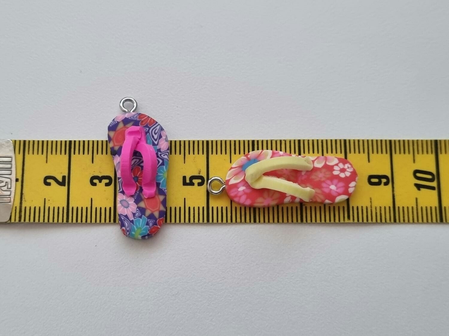 2 st sandaler, tofflor, flip flops - Miniatyrer för tittskåp / dockskåp