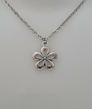 Halsband med en silverfärgad blomma (50 cm långt halsband)