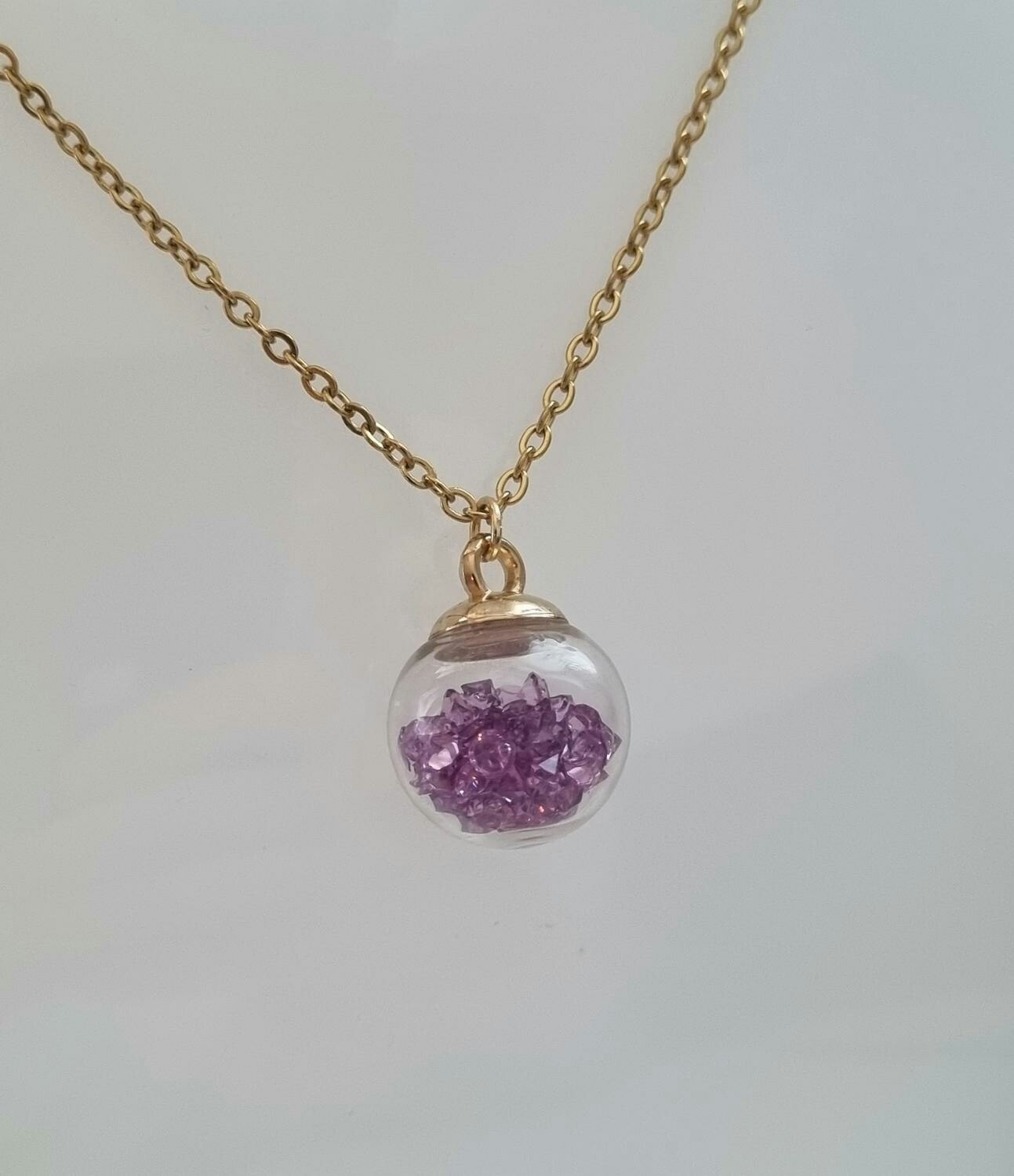 Halsband med en rund glasberlock/glaskula (45 cm lång kedja, lila)