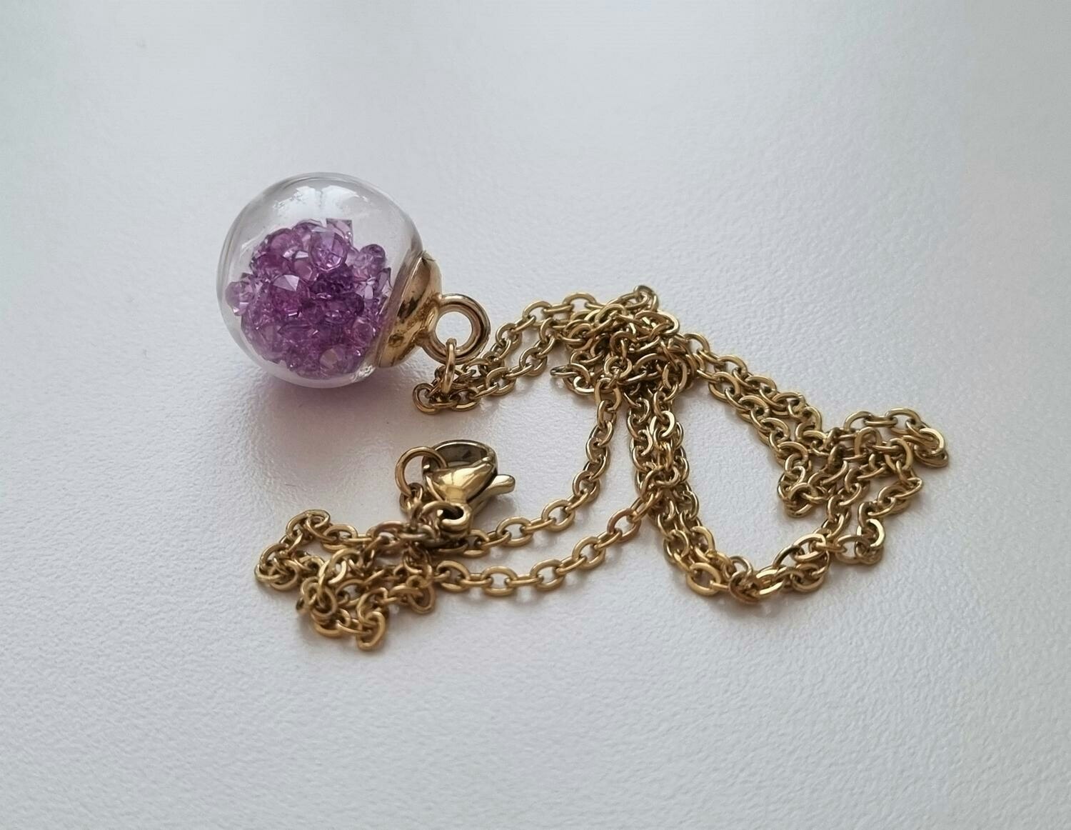 Halsband med en rund glasberlock/glaskula (45 cm lång kedja, lila)