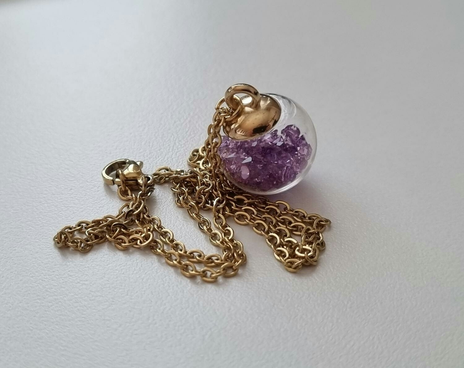 Halsband med en rund glasberlock/glaskula (45 cm lång kedja, lila)