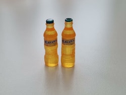 2 st miniatyrer, miniflaskor till dockskåp, tittskåp (Fanta)