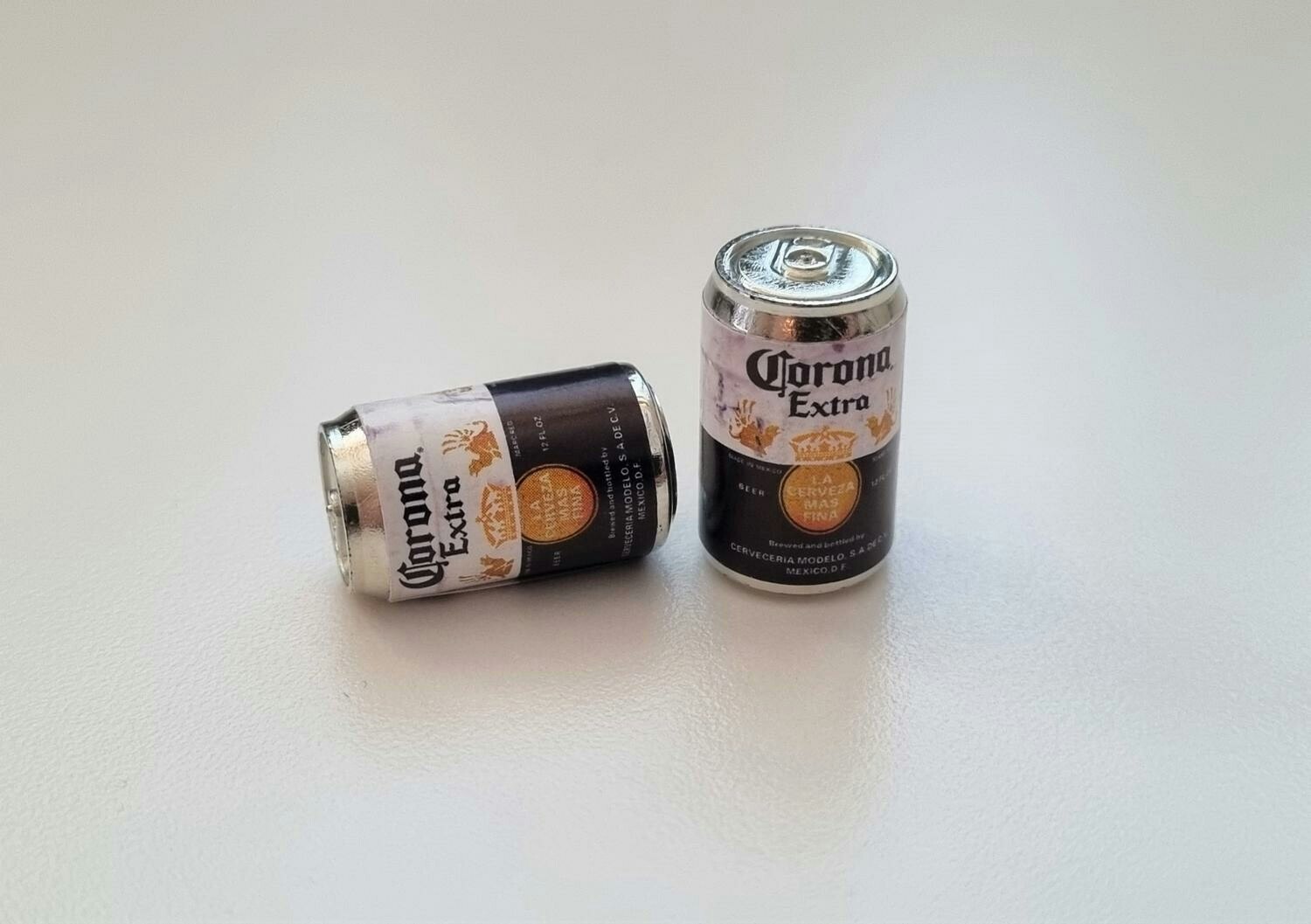 2 st Burkar miniatyr, miniburkar, dockskåp, tittskåp (Corona Extra)