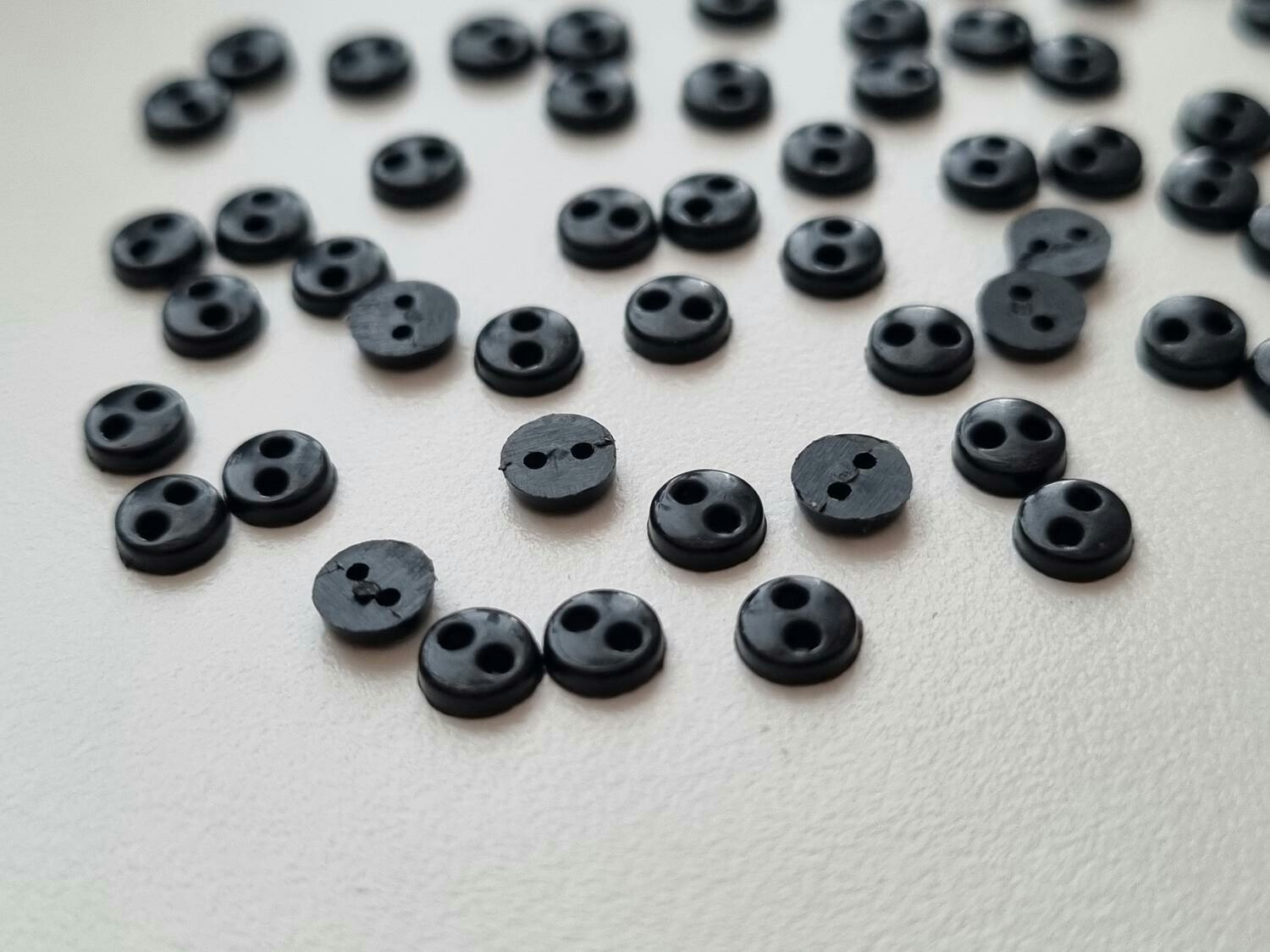 30 st svarta knappar / dockknappar miniatyrer (5 mm)