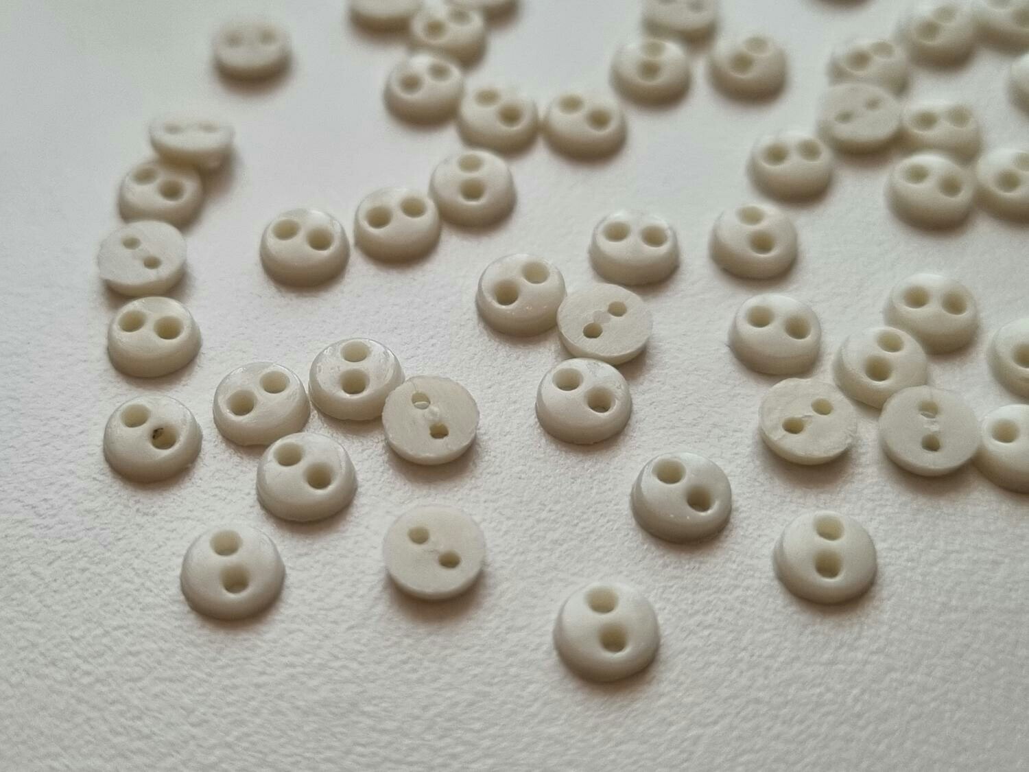 30 st vita knappar / dockknappar miniatyrer (4 mm)
