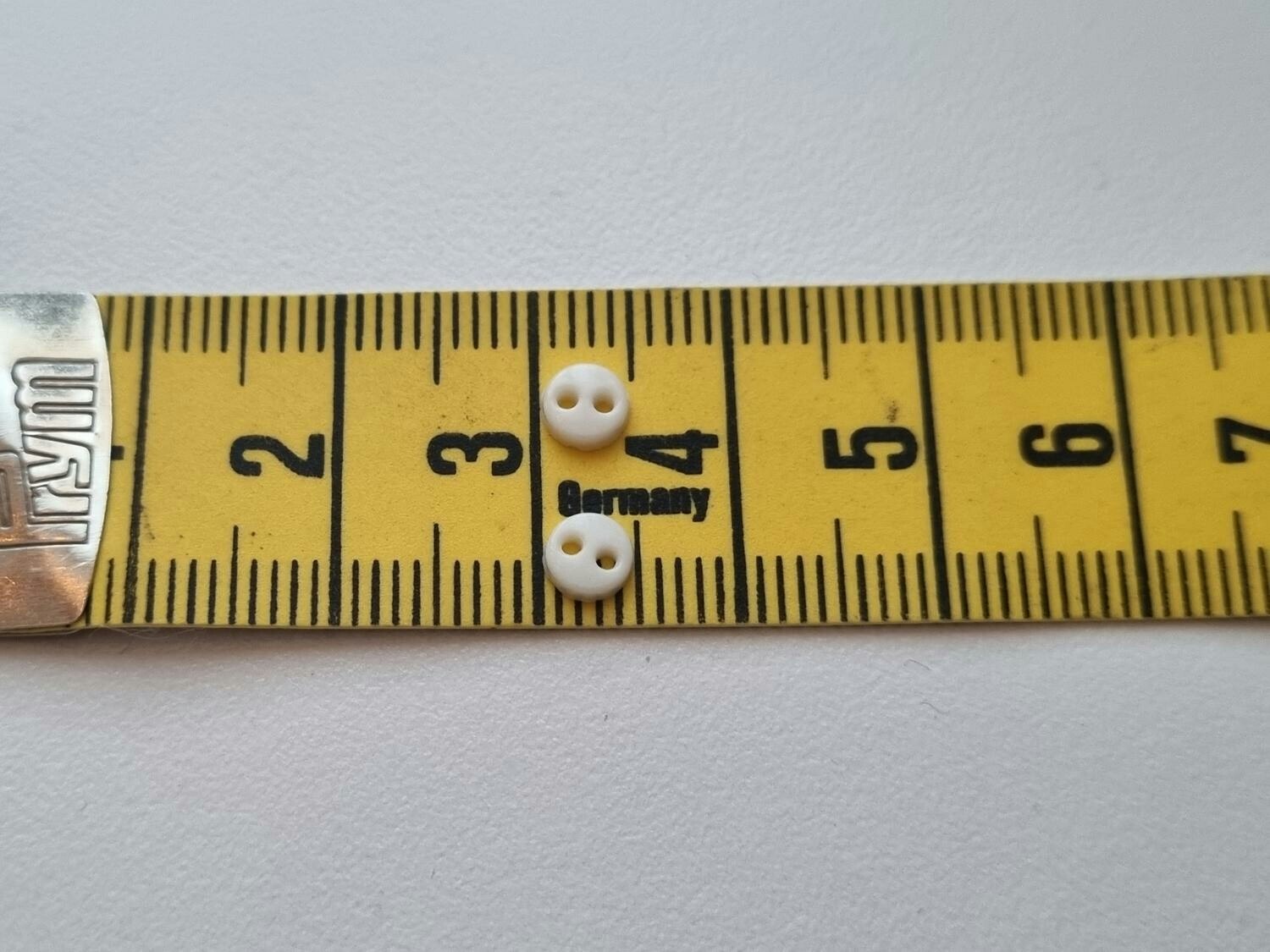 30 st vita knappar / dockknappar miniatyrer (4 mm)