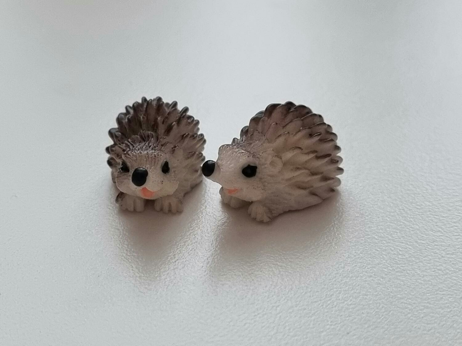 2 st igelkottar, miniatyrer för dekoration (1,1 cm höga)