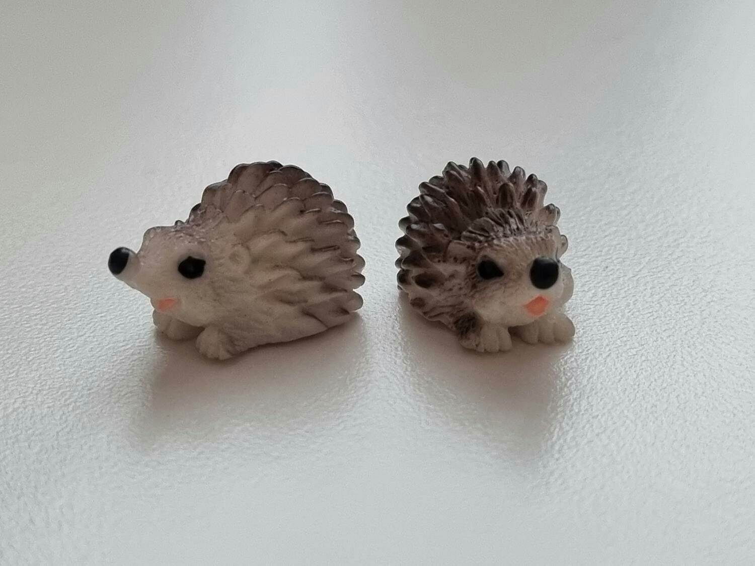 2 st igelkottar, miniatyrer för dekoration (1,1 cm höga)