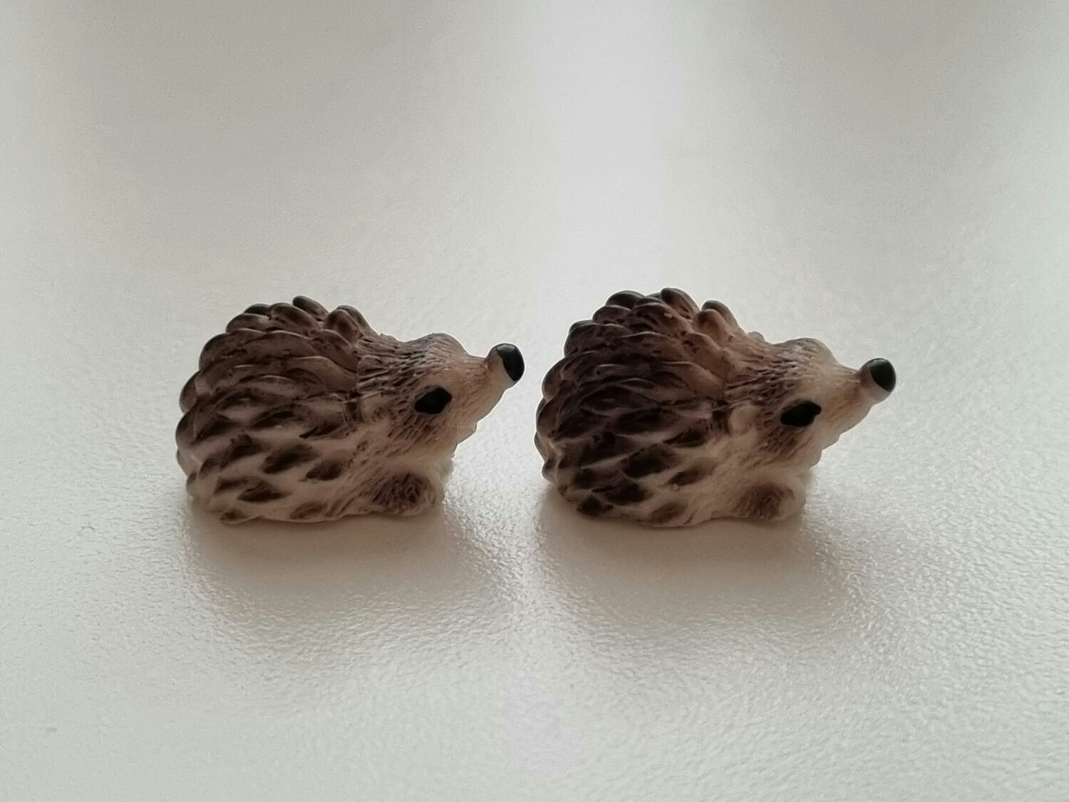 2 st igelkottar, miniatyrer för dekoration (1,1 cm höga)
