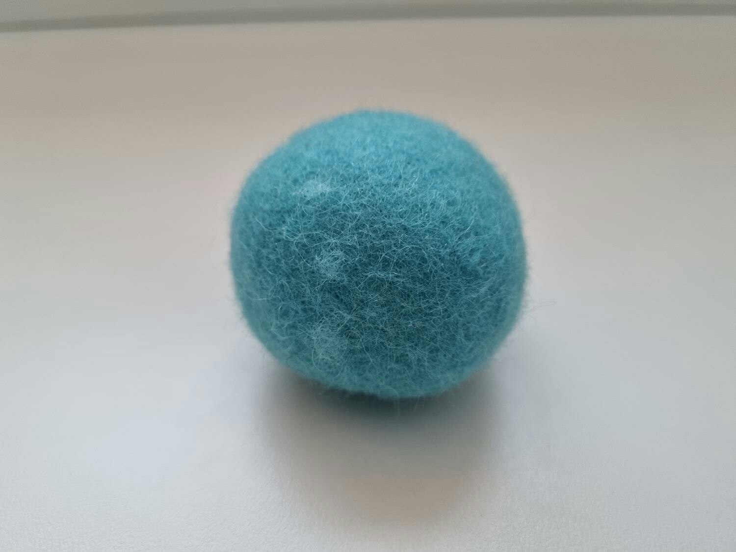 Interaktiv talande boll med grodljud - För katten, Fluffig blå boll