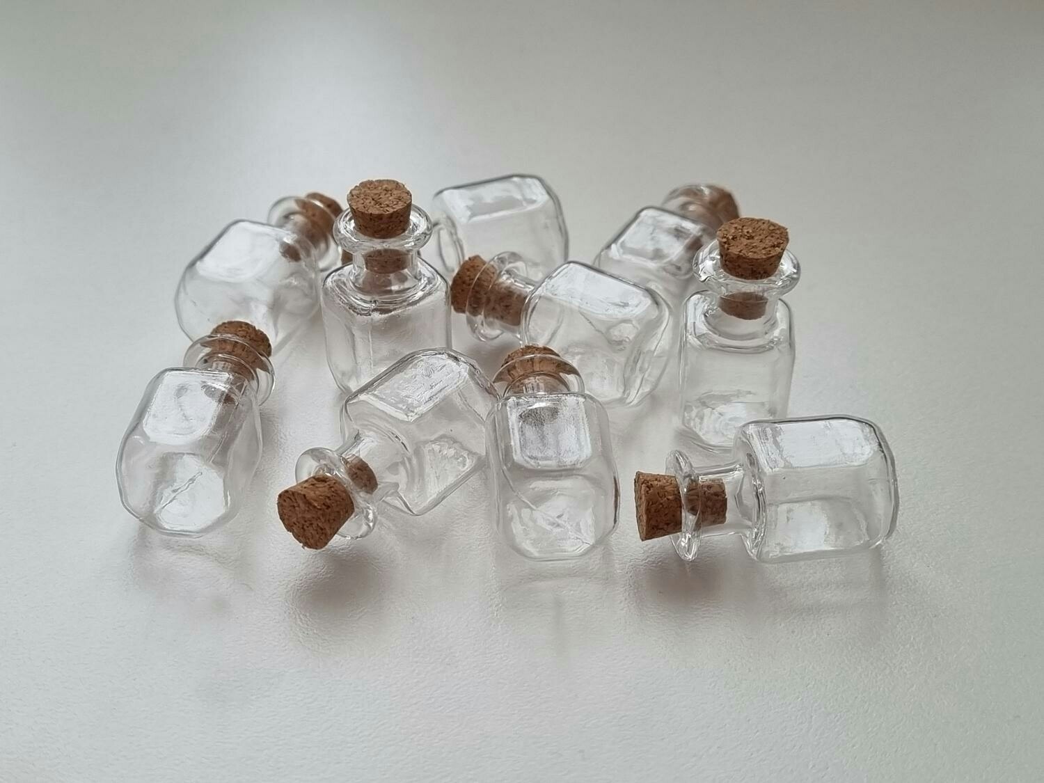 10 st små glasflaskor med kork, flaskor miniatyrer glasburkar (2,5 x 1,3 cm)