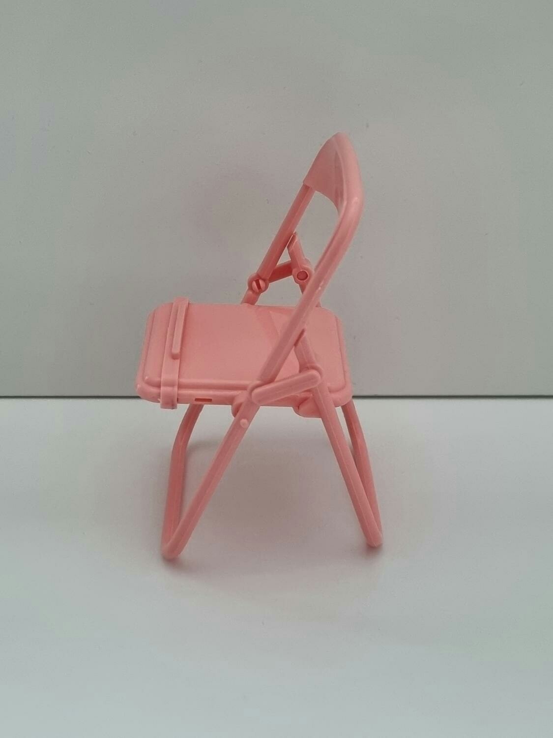 Mobilhållare i form av en stol / miniatyrstol (laxrosa)
