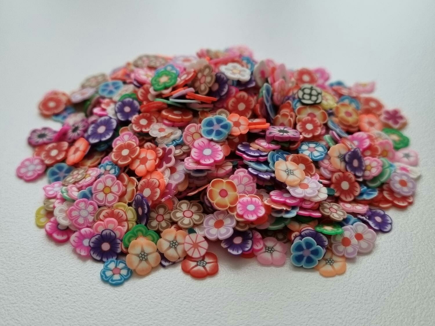 1000 st små blommor av mjuk lera, polymerlera för scrapbooking
