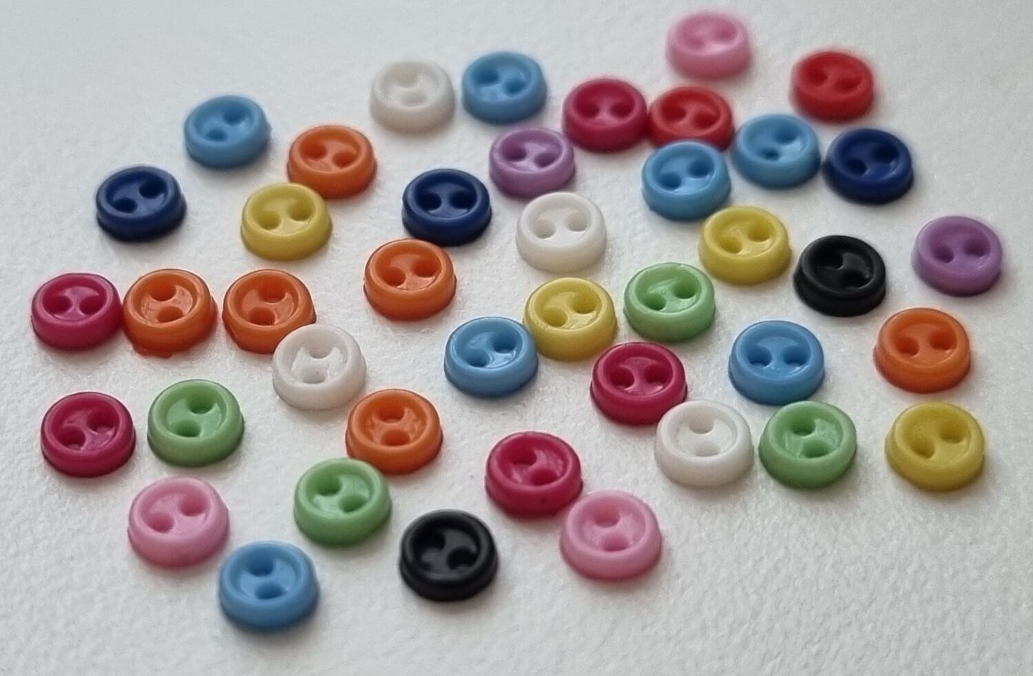 30 st knappar / dockknappar miniatyrer (3 mm) i varande fina färger