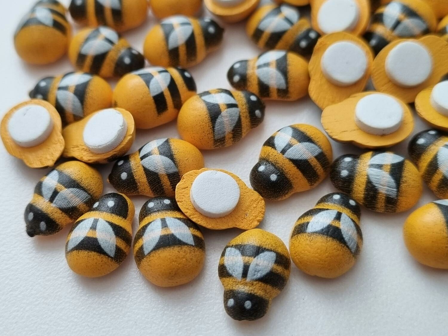 30 st handmålade bin, stickers med dubbelsidig häftmassa - Fyndgren