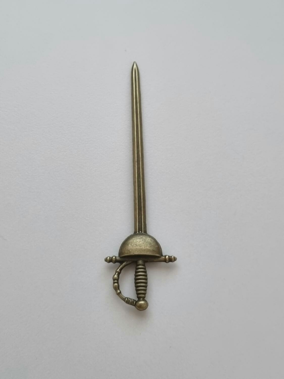 Svärd minisvärd miniatyr till dockskåp dockhus tittskåp