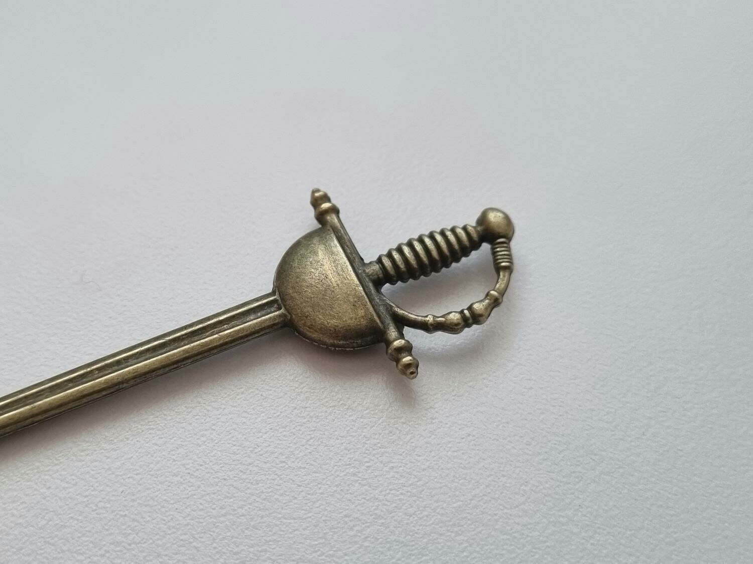 Svärd minisvärd miniatyr till dockskåp dockhus tittskåp