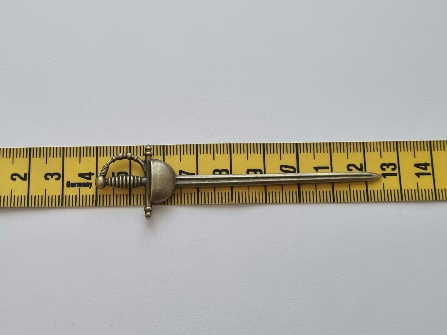 Svärd minisvärd miniatyr till dockskåp dockhus tittskåp