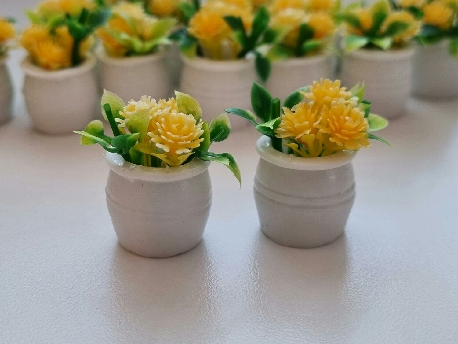 2 st gula blommor, växter i kruka - miniatyrer till dockskåp dockhus