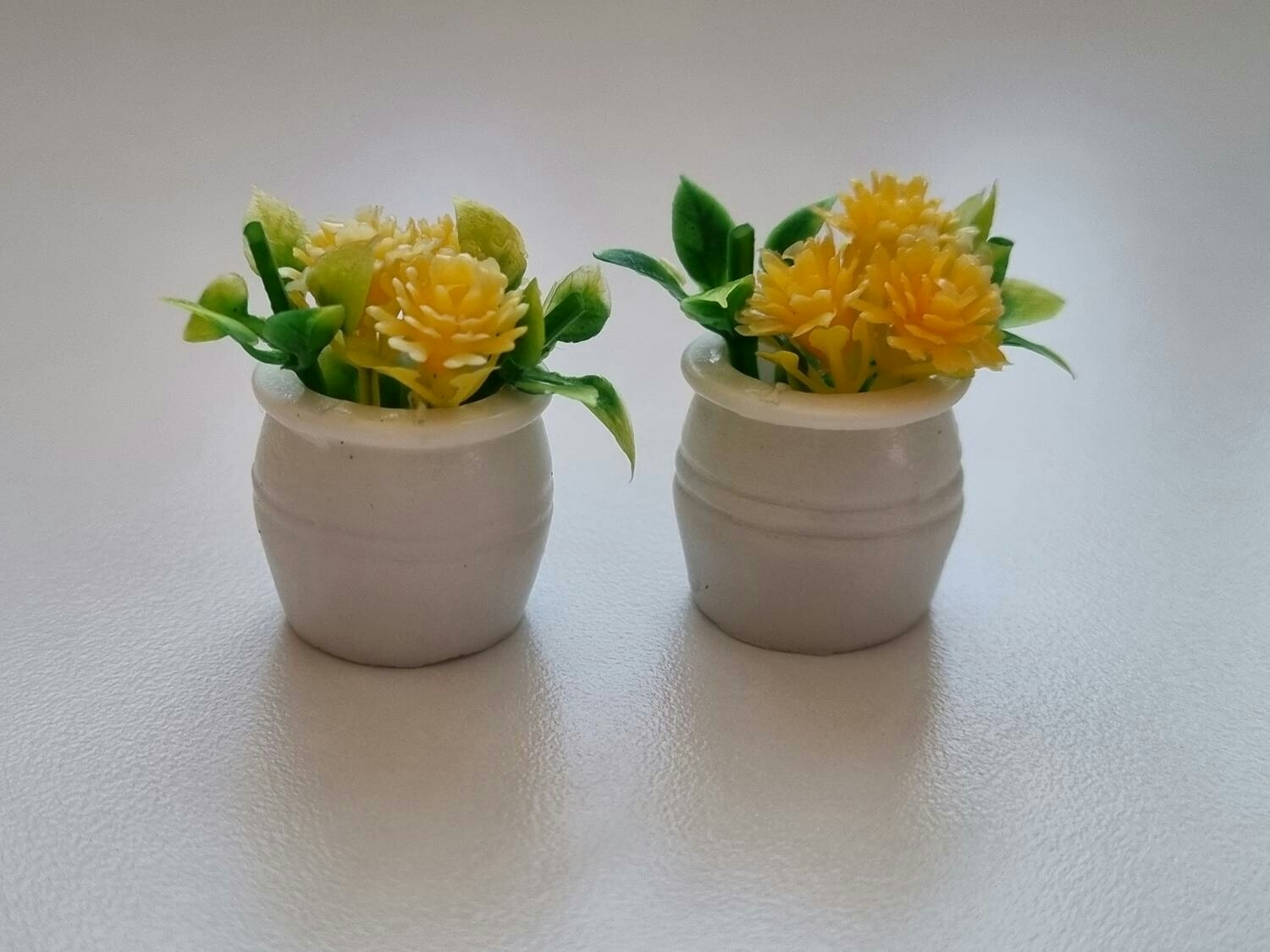 2 st gula blommor, växter i kruka - miniatyrer till dockskåp dockhus