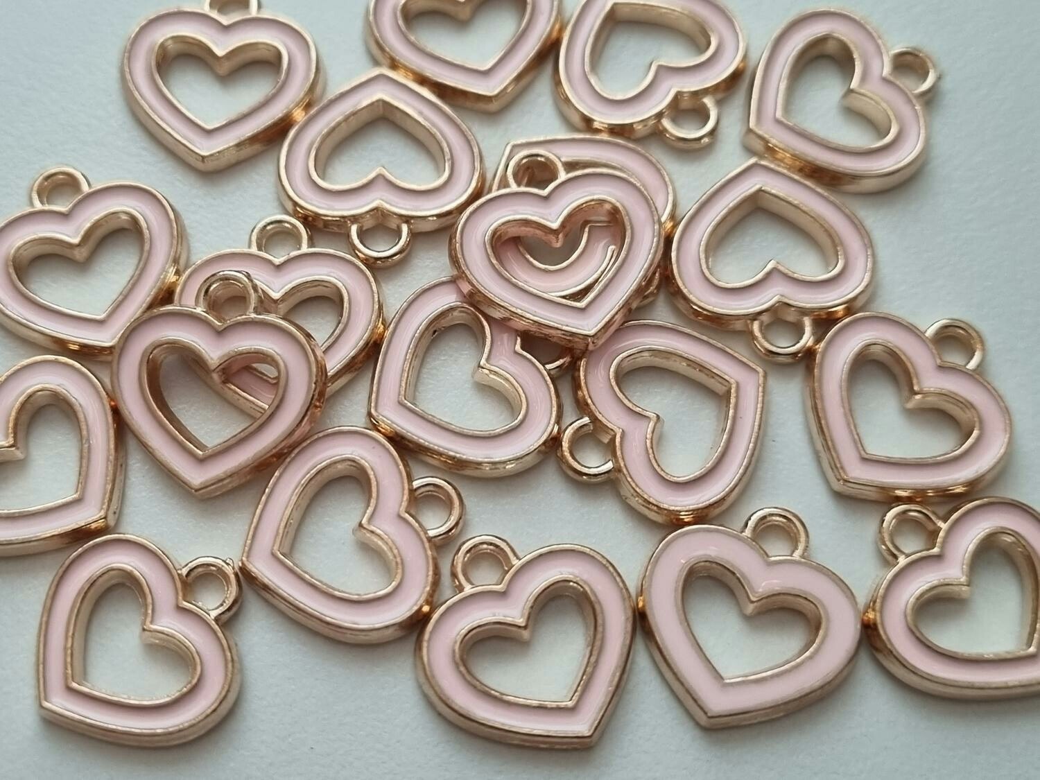 2 st berlocker, charms - Hjärtan (rosa)