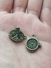 2 st fina berlocker klockor i steampunk, bronsfärgade klockberlocker