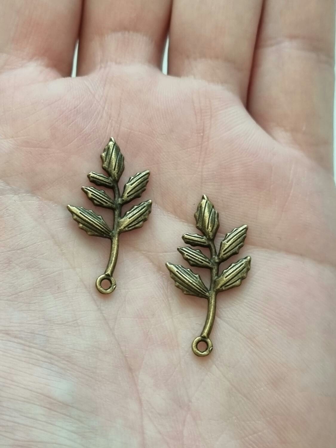 2 st fina bronsfärgade lövberlocker, löv charms hängen