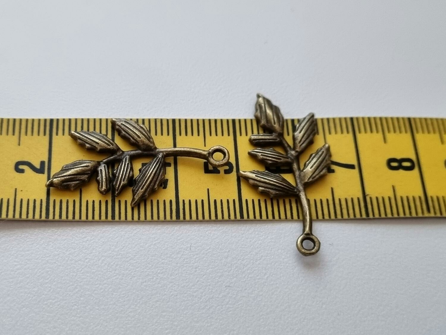 2 st fina bronsfärgade lövberlocker, löv charms hängen