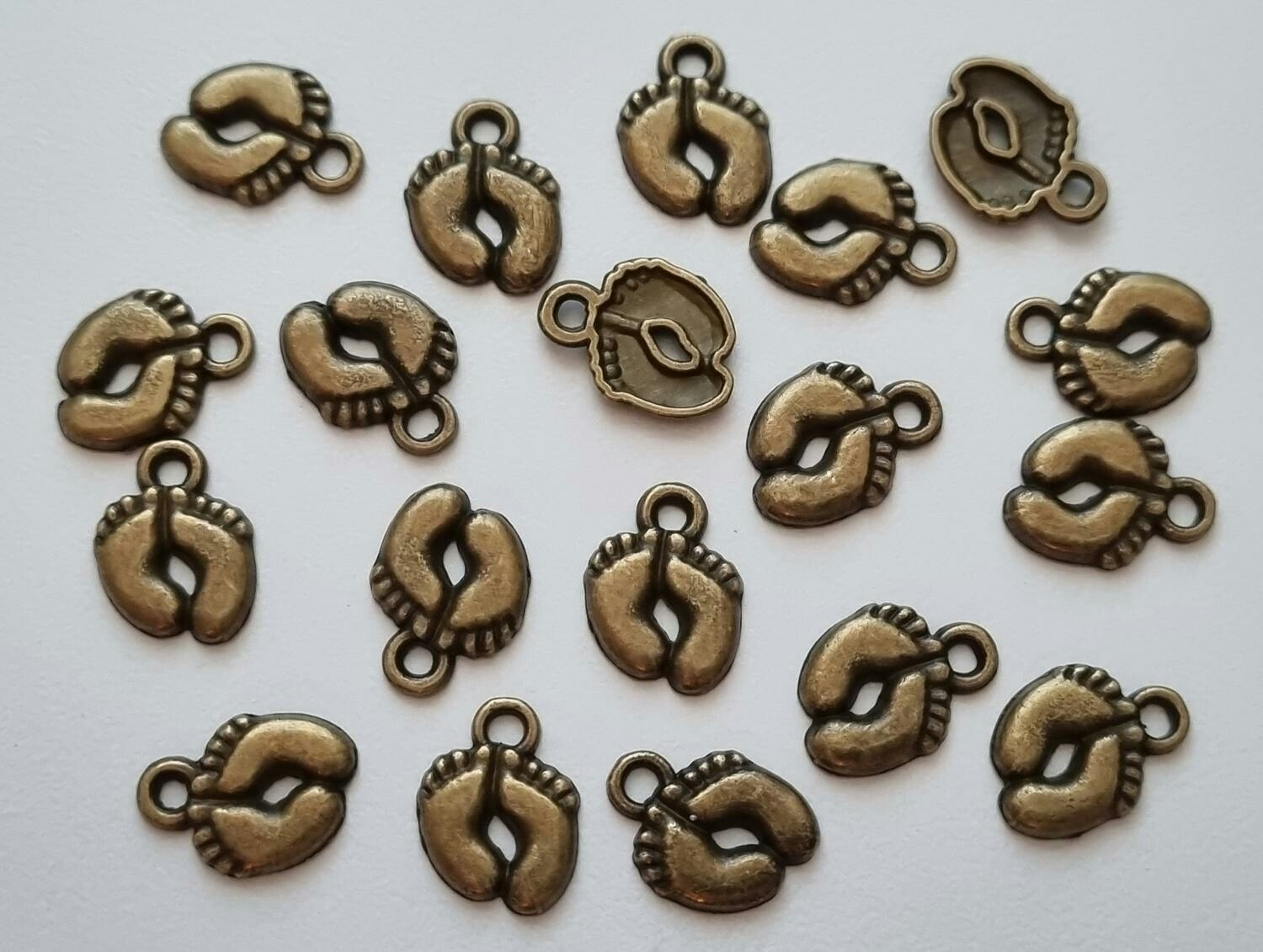 2 st Berlocker Charms Fötter (Bronsfärgade)