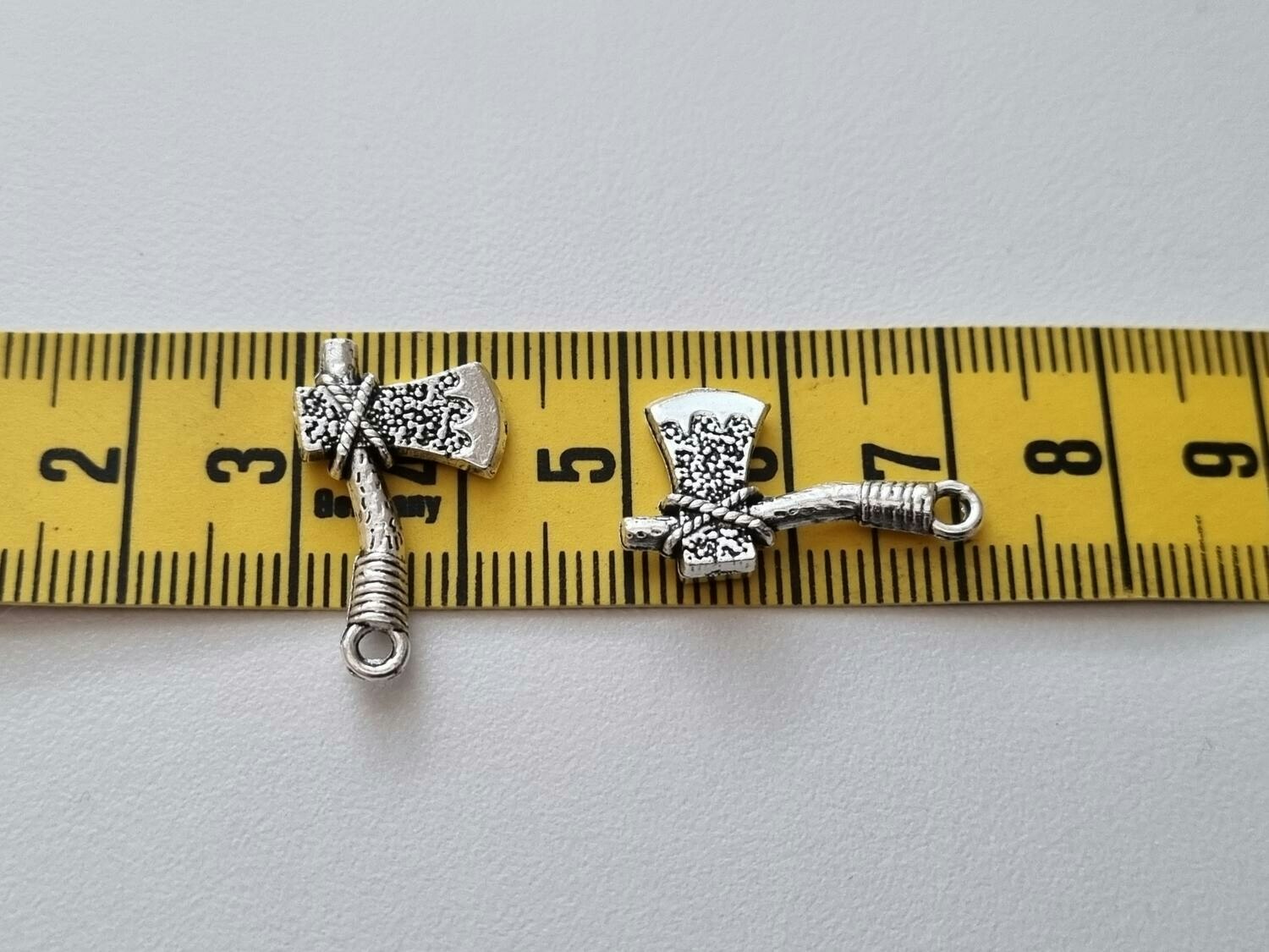 Miniatyr Charms Berlocker Yxor, 2 st silverfärgade
