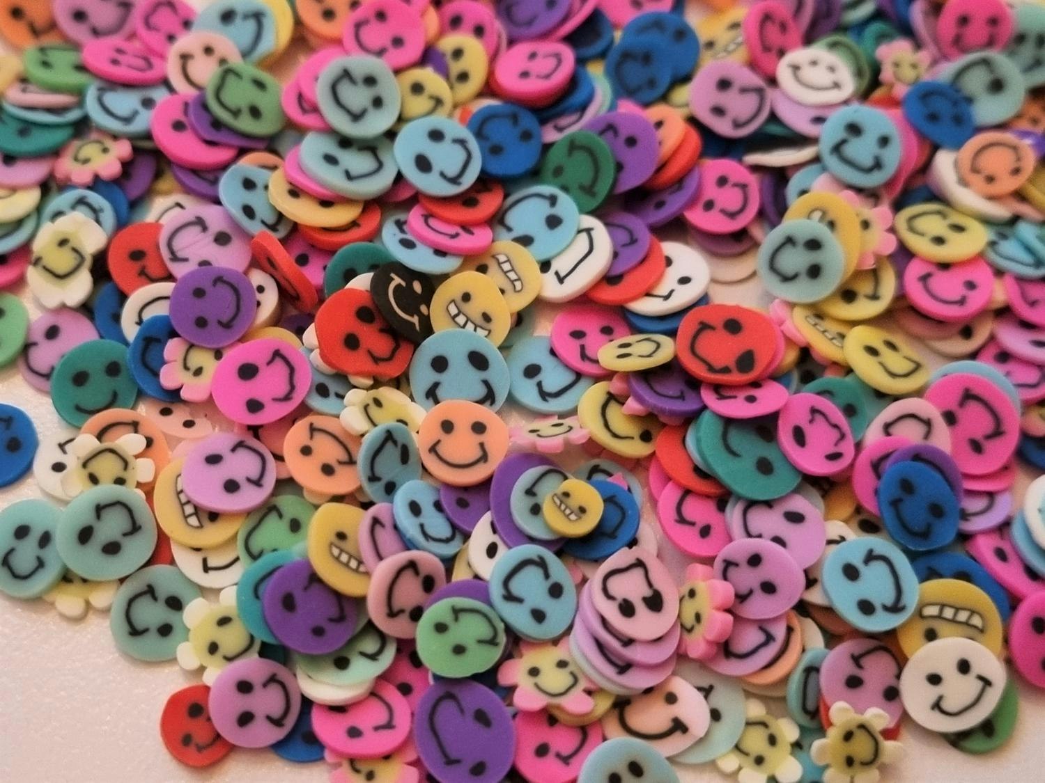 1000 st små smileys av mjuk lera, polymerlera för scrapbooking