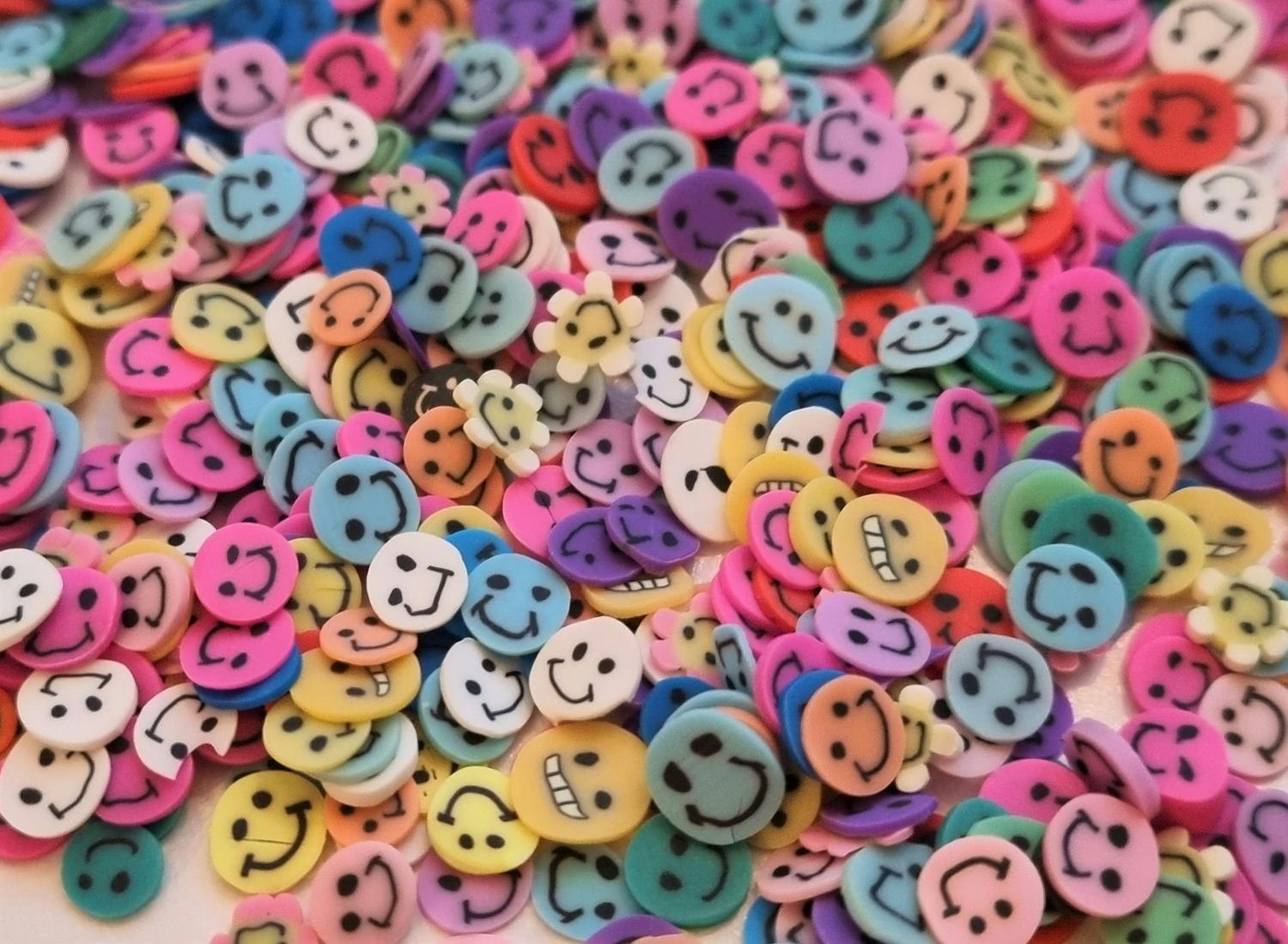 1000 st små smileys av mjuk lera, polymerlera för scrapbooking