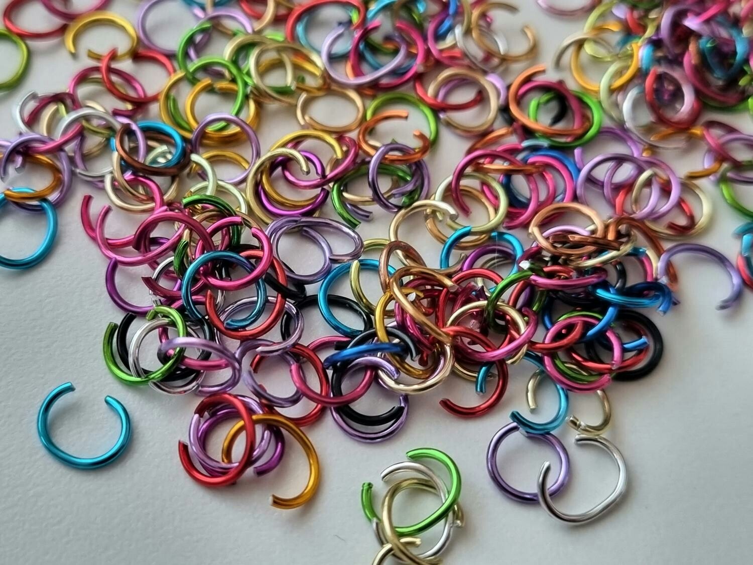 250 st jumprings / bindringar (6 mm, blandade färger)