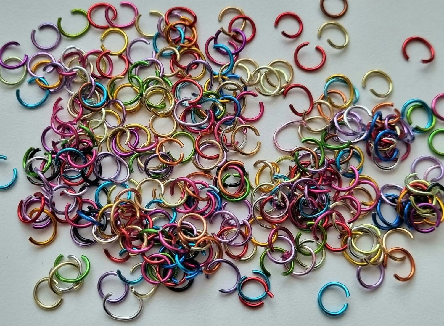 250 st jumprings / bindringar (6 mm, blandade färger)
