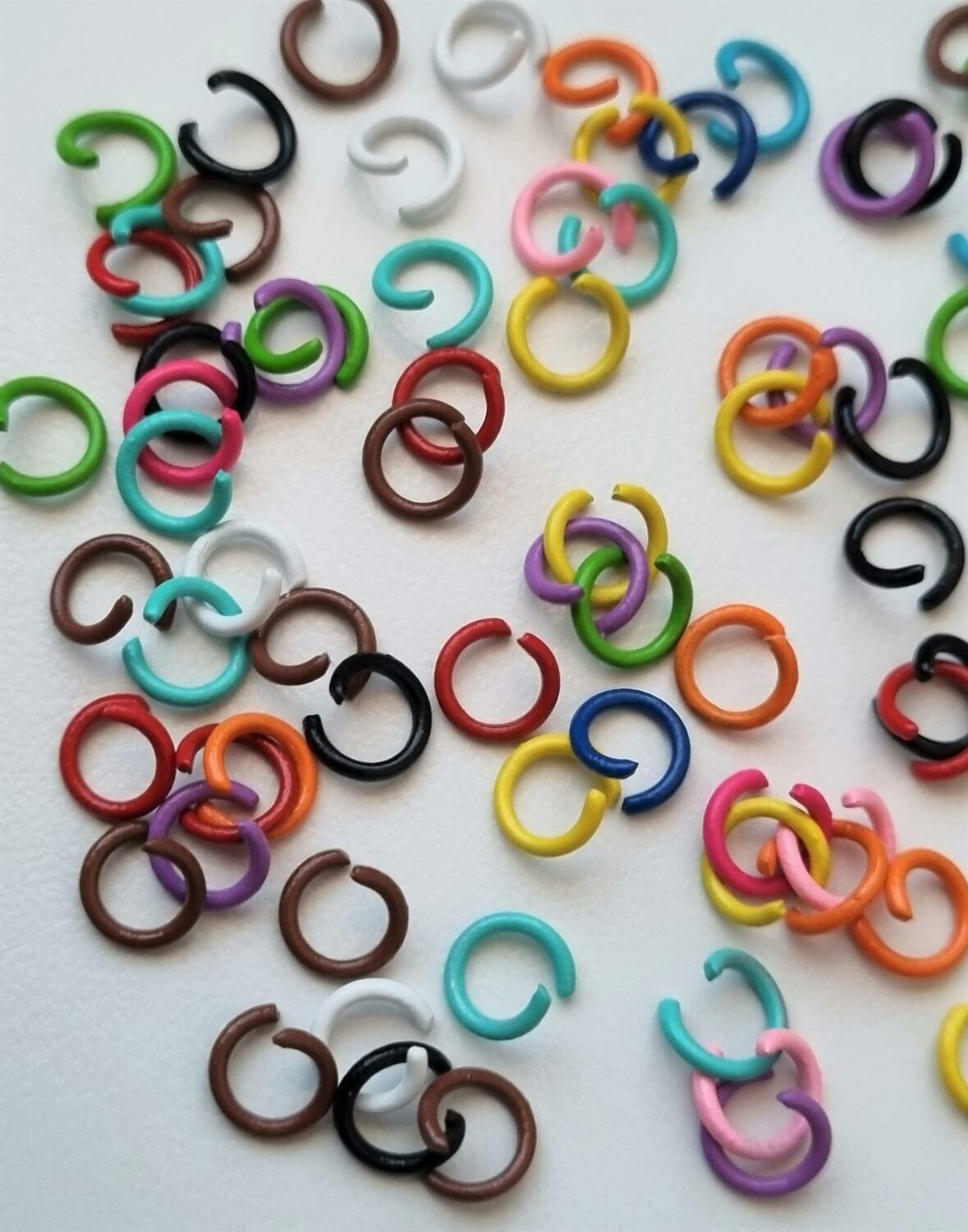 100 st jumprings / bindringar (6 mm, blandade färger)