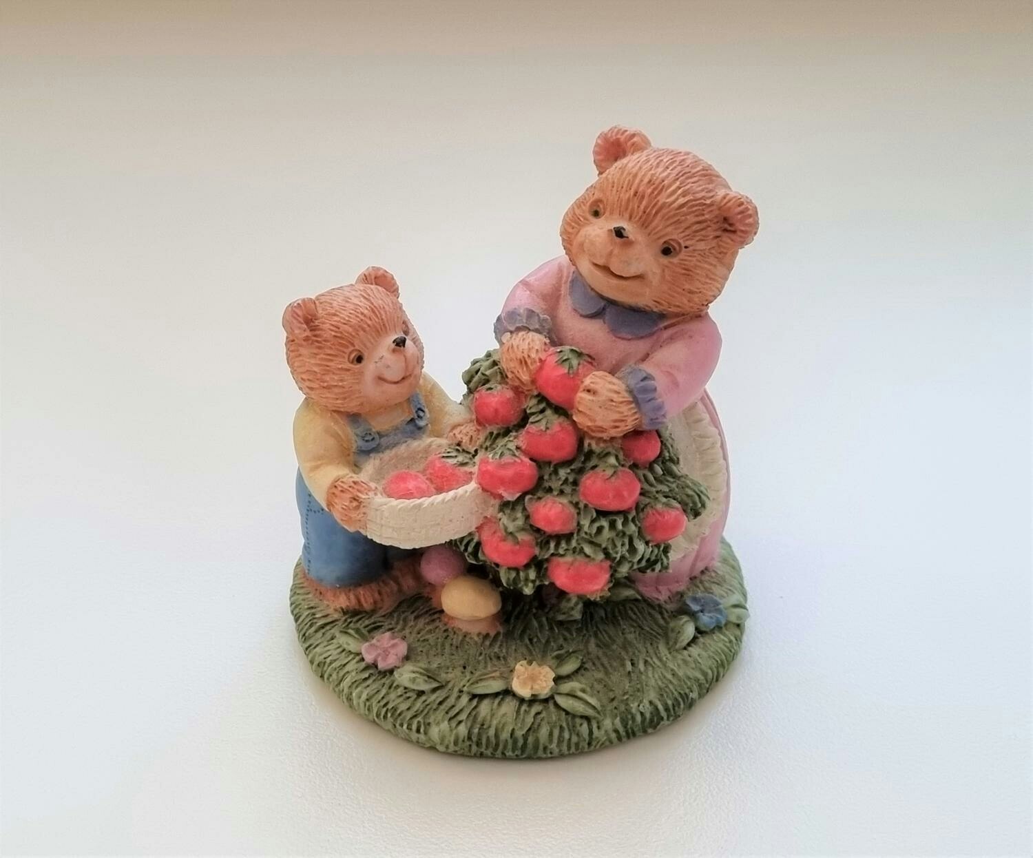 Figurin. Björnfamilj som plockar äpplen (5,9 cm hög, 80 gram)